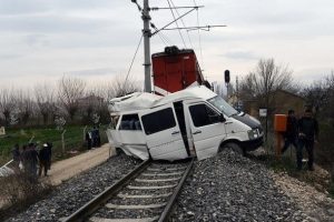 Malatya'da hemzemin ge&ccedil;itte kaza: 1 &ouml;l&uuml;, 16 yaralı