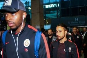 Galatasaraylı taraftarlar: "Ta&ccedil;sız Kral&nbsp;Metin Oktay"