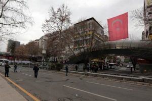 Kızılay'daki saldırıda hasar g&ouml;ren ara&ccedil;lar, olay yerinden kaldırıldı
