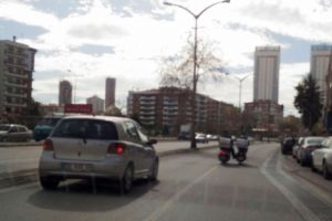 Motosikletli kuryelerin tehlikeli oyunu