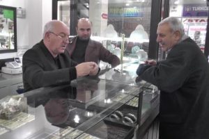 40 yıldır saat tamir ediyor