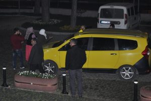 Bursa'da uyuşturucu satıcısı cezaevine g&ouml;nderilirken annesi ağıtlar yaktı!