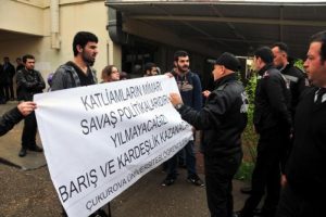 &Uuml;niversitede bombalı saldırı protestosuna izin verilmedi