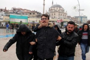 Ter&ouml;re tepki i&ccedil;in kendini zincirledi