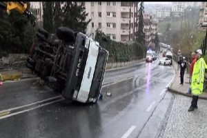 &Ccedil;ekici, kaldırımda y&uuml;r&uuml;yen 90 yaşındaki adamın &uuml;zerine devrildi