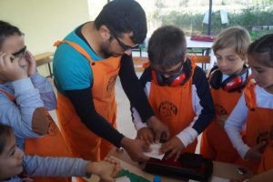 Bursalı işadamı &ccedil;ocuklar i&ccedil;in ahşap kesme makinesi yaptı