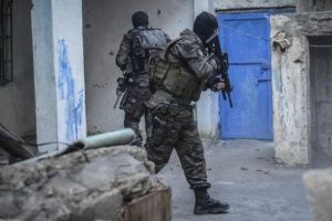 Diyarbakır'da h&uuml;cre evine baskın!