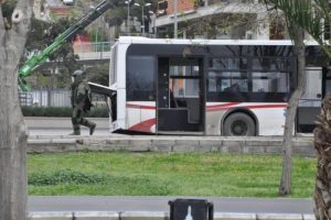 Belediye otob&uuml;s&uuml;nde unutulan &ccedil;anta, panik yarattı