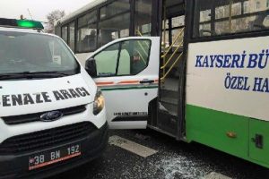 Otob&uuml;s, cenaze aracının a&ccedil;ık kapısına &ccedil;arptı