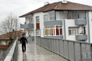Evinin i&ccedil;i g&ouml;z&uuml;kt&uuml;ğ&uuml; i&ccedil;in &uuml;st ge&ccedil;ide yıkım kararı &ccedil;ıkarttı