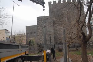 Sur'un d&ouml;rt bir tarafı beton bloklarla &ccedil;evriliyor