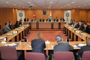 Ulcay: "Teni mezunların hemen sekt&ouml;r&uuml; kurtarması bekleniyor"