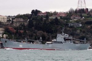Rus savaş gemisi İstanbul Boğazı'ndan ge&ccedil;ti