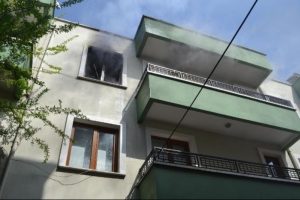 Bursa'da evini ateşe verdi, daire kapısında oturup bekledi