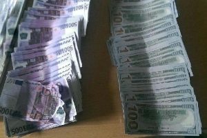 Polisten ka&ccedil;an s&uuml;r&uuml;c&uuml;den sahte para &ccedil;ıktı