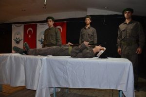 Bursa İznikli &ouml;ğrenciler istiklal Marşı'nın kabul&uuml;n&uuml; kutladı
