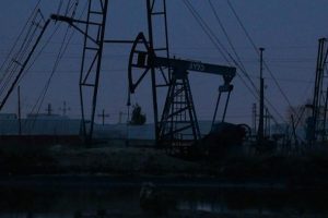 OPEC'in petrol &uuml;retimi şubatta d&uuml;şt&uuml;