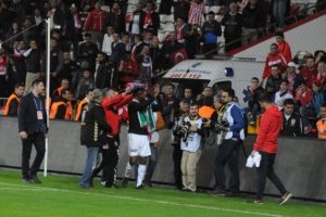 Bursa taraftarından Eto'o'ya sevgi g&ouml;sterisi