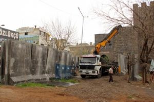 Sur'un d&ouml;rt bir tarafı beton bloklarla &ccedil;evriliyor