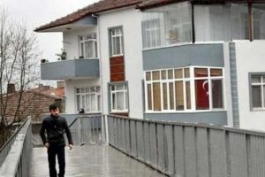 'Evimin i&ccedil;i g&ouml;r&uuml;n&uuml;yor' dedi, &uuml;stge&ccedil;ide yıkım kararı &ccedil;ıkarttı!