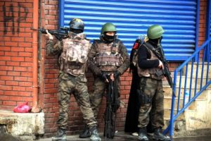 Diyarbakır'da &ccedil;atışma: 1 polis şehit, 3 PKK'lı &ouml;l&uuml; ele ge&ccedil;ti