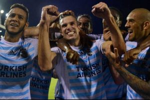 Van Persie, krizlere rağmen golc&uuml;l&uuml;ğ&uuml;n&uuml; konuşturdu