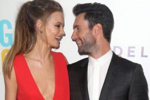 Behati Prinsloo anne oluyor...