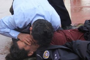 Adana'da &ouml;lmek isteyen kadını komiser hayata d&ouml;nd&uuml;rd&uuml;