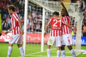 Antalyaspor'un y&uuml;z&uuml;, Eto'o ile g&uuml;l&uuml;yor