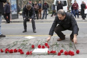 Ankara'da ter&ouml;r saldırısının yaşandığı yere vatandaşlardan karanfil