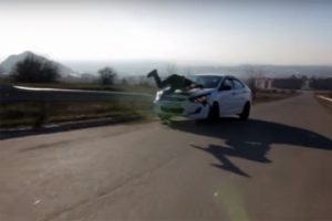 Kaykaylı şov otomobilin kaputunda bitti