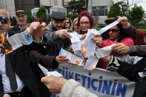 İzmir'de elektrik faturalarını yaktılar