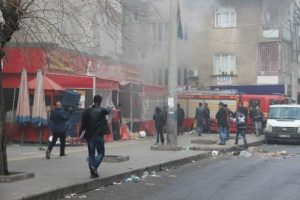 Diyarbakır'da yaralı polislerin yardımına vatandaşlar koştu