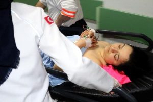 7 bı&ccedil;ak darbesiyle yaraladığı eşini hastaneye g&ouml;t&uuml;rd&uuml;