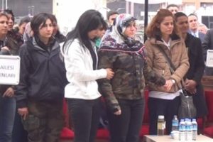 Eşi, şehit polisi kamuflajıyla uğurladı