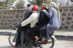 Gaziantep'te bir motosiklete 4 kişi bindi