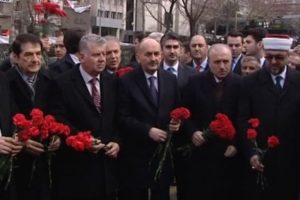 Sağlık Bakanı olay yerine karanfil bıraktı