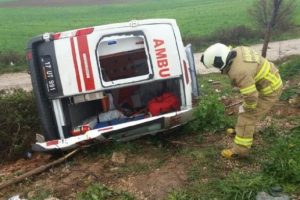 Bandırma'da ambulans devrildi: 5 yaralı