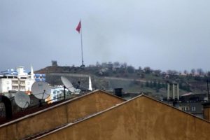 Şırnak'ta &ccedil;atışmalar şiddetlendi: 1 polis yaralı