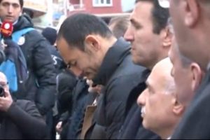 Umut doğum g&uuml;n&uuml;nde babasını son yolculuğuna uğurladı