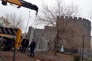 Diyarbakır Valiliği: Sur'daki beton bloklar, &ccedil;alışmalar tamamlanınca kaldırılacak