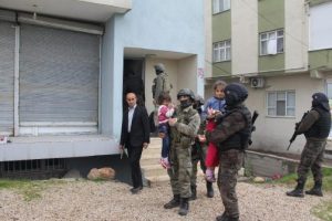 Nusaybin'de operasyon b&ouml;lgesindeki 5 kişilik aile tahliye edildi