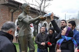 Korkmaz &ccedil;ifti, oğulları Ali İsmail'in heykeline karanfil bıraktı