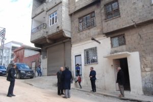 &Uuml;zerine kapı d&uuml;şen &ccedil;ocuk &ouml;ld&uuml;
