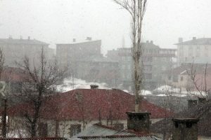Y&uuml;ksekova'da kar yağışı