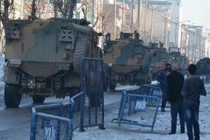 Kapıya asılan not polisleri duygulandırdı