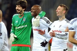 Beşiktaş'ta Tolga Zengin ve Oğuzhan &Ouml;zyakup sakatlandı