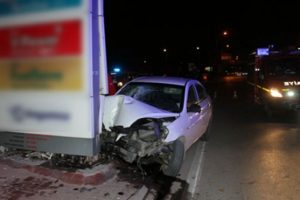Sıkıştığı otomobilden kurtarılırken sigara i&ccedil;mek istedi