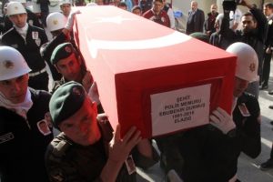 Yaralı silah arkadaşı şehidi yalnız bırakmadı