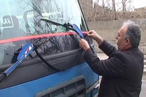 Kars'ta dolmuş&ccedil;ulardan ter&ouml;re siyah kurdeleli tepki